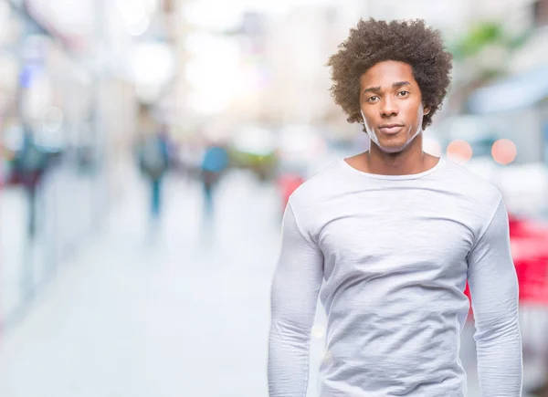 Afro Amerikansk Man Över Isolerade Bakgrund Med Allvarliga Uttryck Ansiktet — Stockfoto