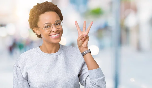 Unga Vackra Afroamerikanska Kvinnan Bär Glasögon Över Isolerade Bakgrund Visar — Stockfoto