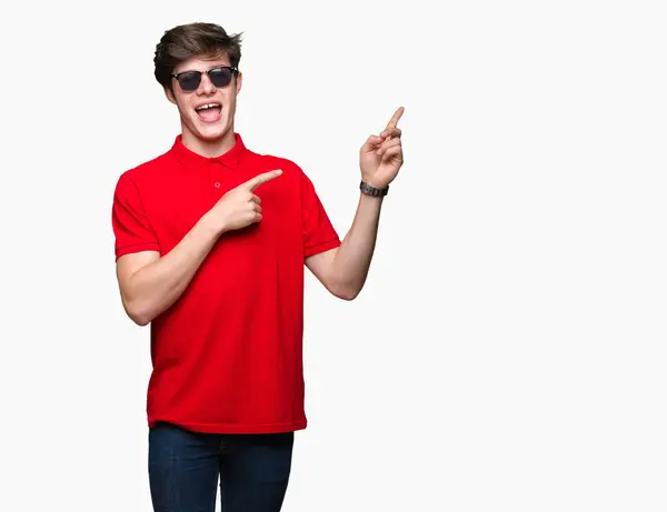 Joven Hombre Guapo Con Gafas Sol Sobre Fondo Aislado Con —  Fotos de Stock