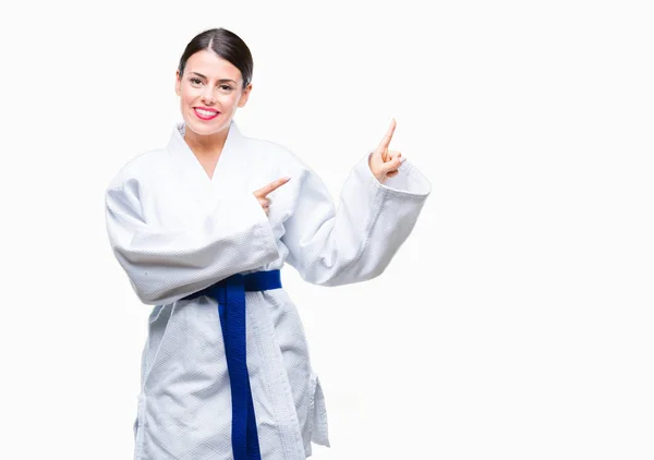 Młoda Piękna Kobieta Sobie Kimona Karate Kimono Białym Tle Uśmiechając — Zdjęcie stockowe
