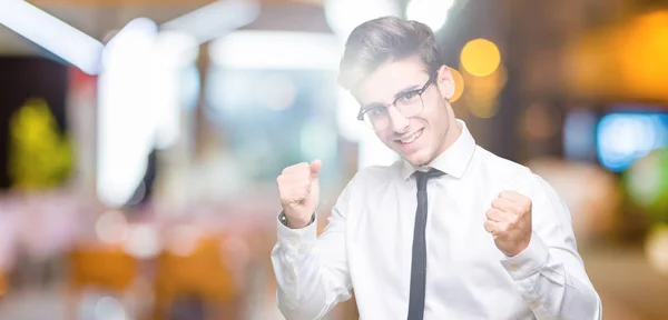 Ung Affärsman Bära Glasögon Över Isolerade Bakgrund Mycket Glad Och — Stockfoto