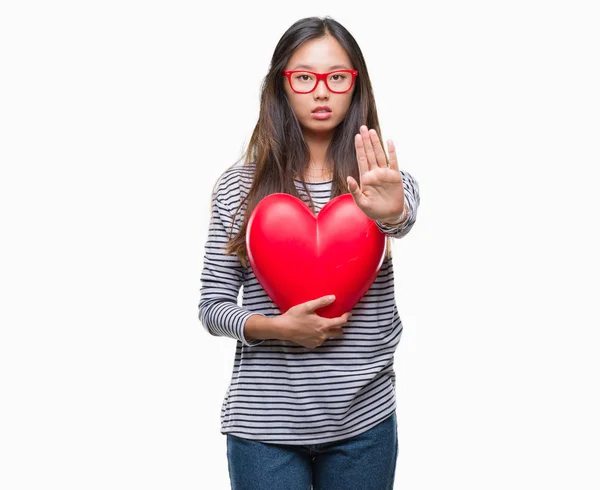 Молодая Азиатская Женщина Любви Держа Читать Сердце Изолированном Фоне Открытой — стоковое фото