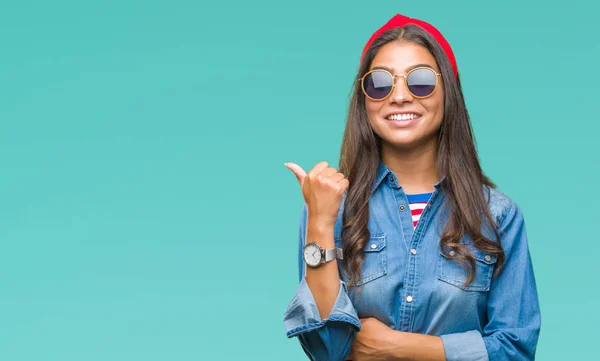 Joven Mujer Árabe Hermosa Con Gafas Sol Sobre Fondo Aislado — Foto de Stock