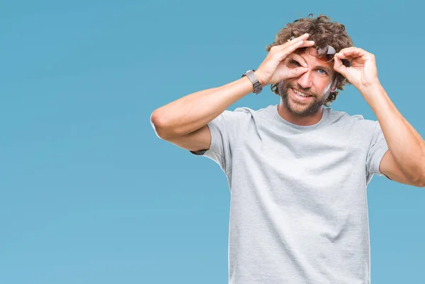 Stilig Spansktalande Modell Man Bär Solglasögon Över Isolerade Bakgrund Gör — Stockfoto