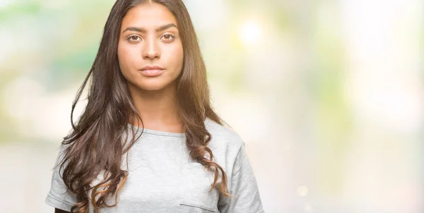 Junge Schöne Arabische Frau Mit Isoliertem Hintergrund Und Ernstem Gesichtsausdruck — Stockfoto