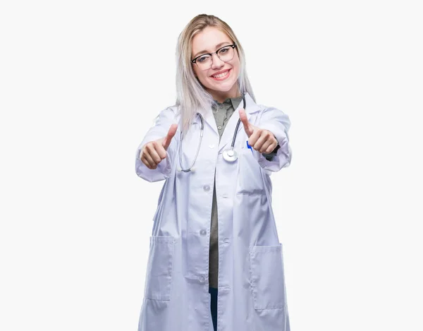 Ung Blond Läkare Kvinna Över Isolerade Bakgrunden Godkänner Tummen Gör — Stockfoto
