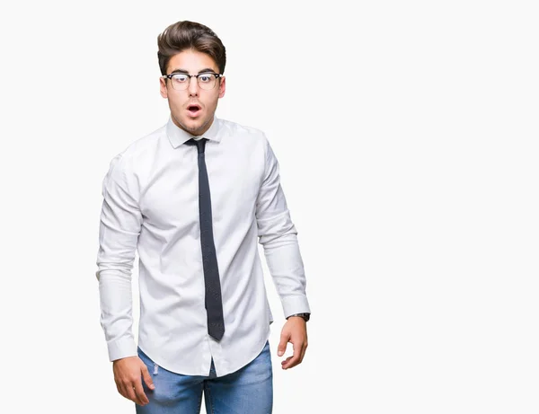 Joven Hombre Negocios Con Gafas Sobre Fondo Aislado Asustado Sorprendido — Foto de Stock