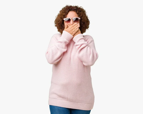 Gyönyörű Középső Ager Vezető Visel Rózsaszín Pulóver Napszemüveg Elszigetelt Háttér — Stock Fotó