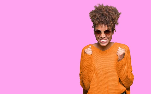 Beautiful Young African American Woman Wearing Sunglasses Isolated Background Very — Stock Photo, Image