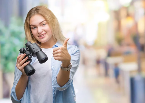 Mulher Branca Jovem Segurando Binóculos Sobre Fundo Isolado Feliz Com — Fotografia de Stock