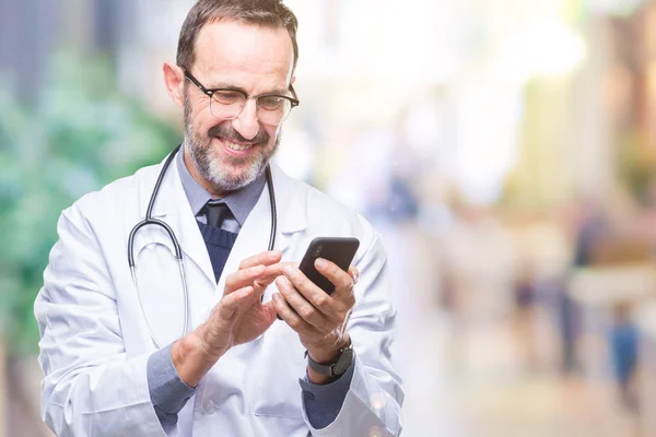 Mediana Edad Hoary Médico Hombre Mensajes Texto Utilizando Teléfono Inteligente — Foto de Stock