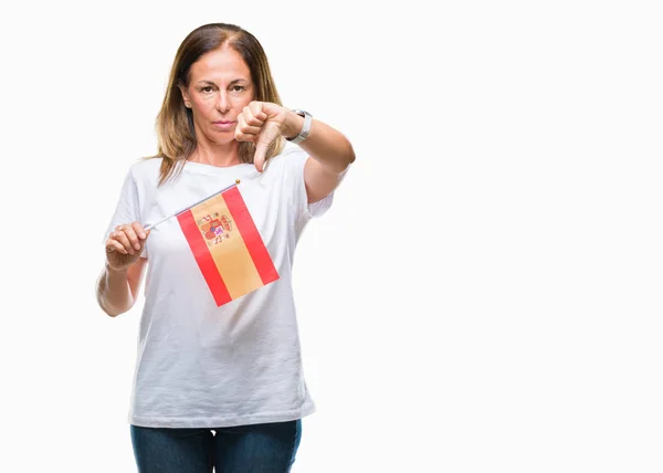 中年西班牙妇女拿着西班牙国旗在孤立的背景与愤怒的脸 显示不喜欢大拇指的负面标志 拒绝的概念 — 图库照片