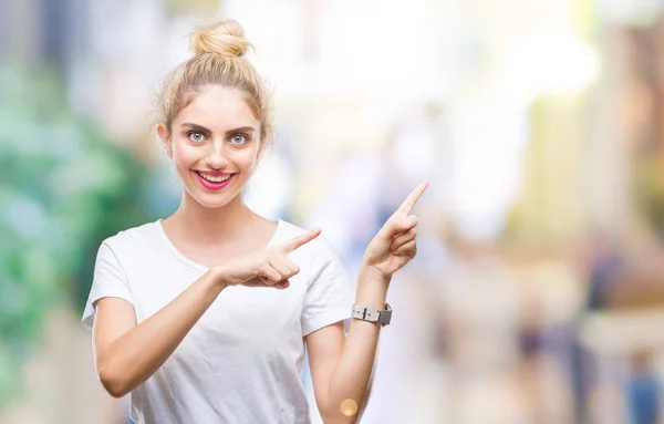 Joven Hermosa Mujer Rubia Con Camiseta Blanca Sobre Fondo Aislado — Foto de Stock