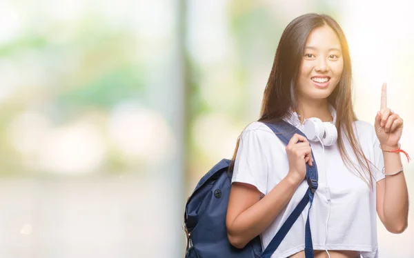 Jovem Mulher Asiática Vestindo Mochila Fones Ouvido Sobre Fundo Isolado — Fotografia de Stock