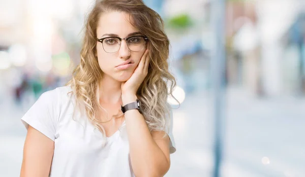 Bella Giovane Donna Bionda Che Indossa Occhiali Sfondo Isolato Pensando — Foto Stock