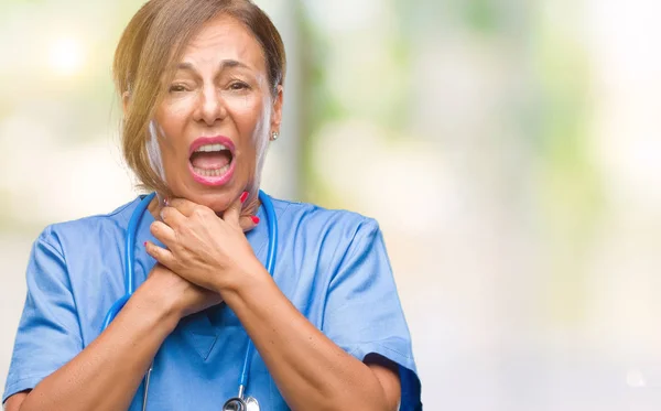 中高年シニア分離背景叫びに女性医師を看護師し 窒息のため痛みを伴う首を絞め 健康上の問題 窒息させると自殺の概念 — ストック写真