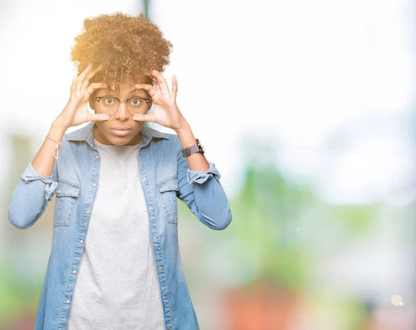 Hermosa Mujer Afroamericana Joven Con Gafas Sobre Fondo Aislado Tratando — Foto de Stock