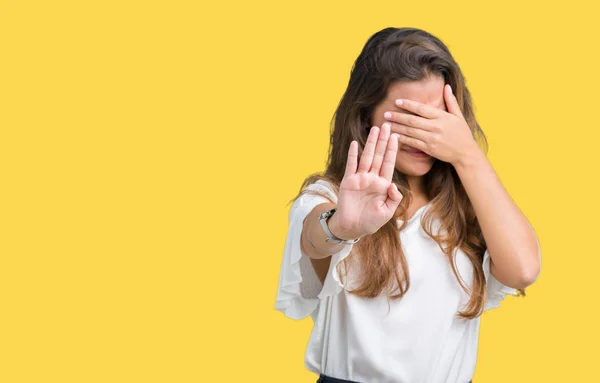 Jovem Mulher Negócios Bonita Morena Sobre Fundo Isolado Cobrindo Olhos — Fotografia de Stock