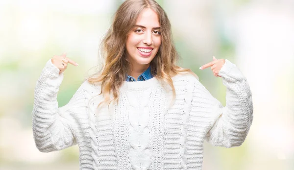 Mulher Loira Bonita Vestindo Camisola Inverno Sobre Fundo Isolado Olhando — Fotografia de Stock