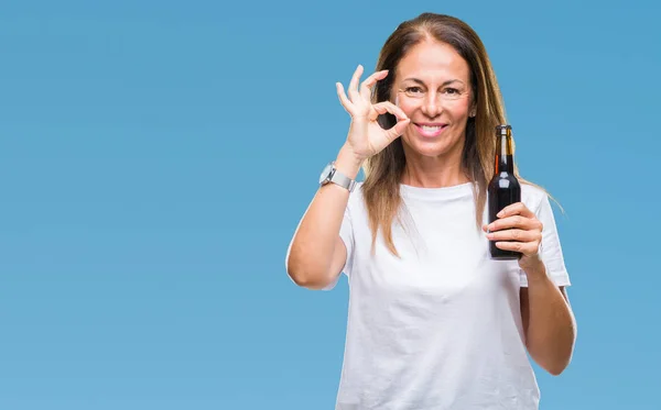 Mujer Hispana Mediana Edad Bebiendo Cerveza Sobre Fondo Aislado Haciendo — Foto de Stock