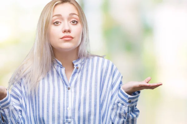 Giovane Donna Bionda Sfondo Isolato Espressione Indiscreta Confusa Con Braccia — Foto Stock