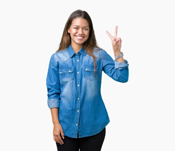 Junge Schöne Brünette Frau Trägt Blaues Jeanshemd Über Isoliertem Hintergrund — Stockfoto