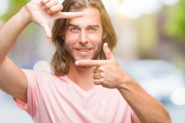 Homem Bonito Jovem Com Cabelos Longos Sobre Fundo Isolado Sorrindo — Fotografia de Stock