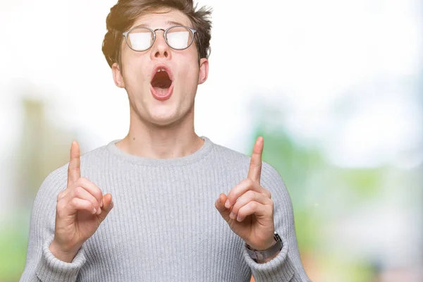 Jovem Homem Bonito Vestindo Óculos Sobre Fundo Isolado Espantado Surpreso — Fotografia de Stock