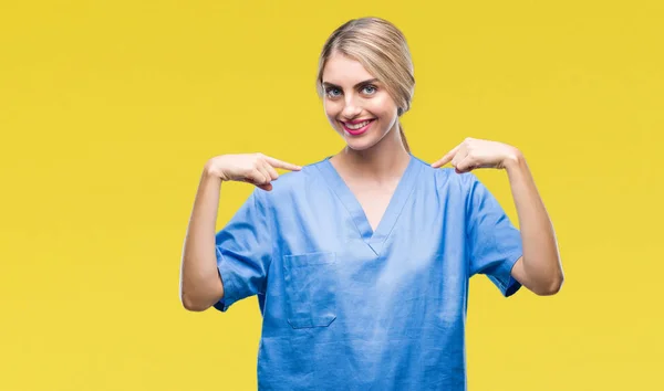 Jonge Mooie Blonde Dokter Chirurg Verpleegkundige Vrouw Geïsoleerd Achtergrond Zoek — Stockfoto