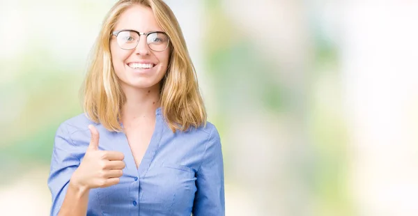 Hermosa Mujer Negocios Joven Sobre Fondo Aislado Haciendo Pulgares Felices —  Fotos de Stock