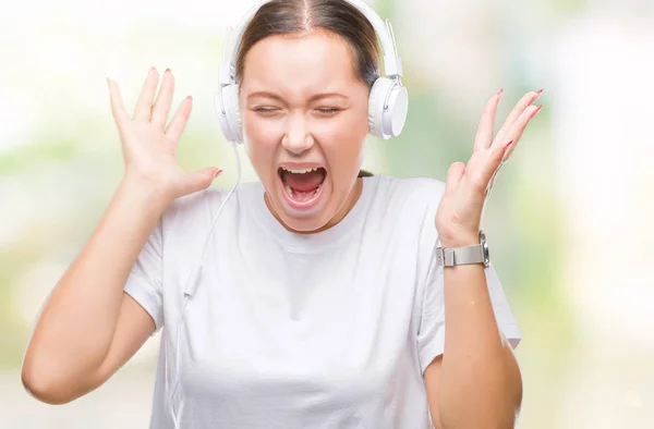 Unga Kaukasiska Kvinna Musiklyssnande Bär Hörlurar Över Isolerade Bakgrund Firar — Stockfoto