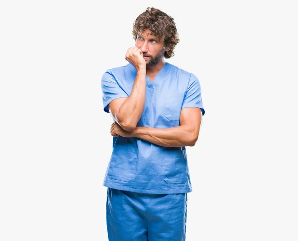 Hezký Hispánský Chirurg Lékař Muž Nad Izolované Pozadí Pohledu Stresovaní — Stock fotografie