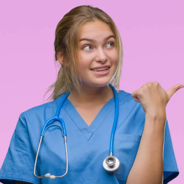 Vrouw Van Jonge Kaukasische Dokter Chirurg Uniform Dragen Geïsoleerde Achtergrond — Stockfoto