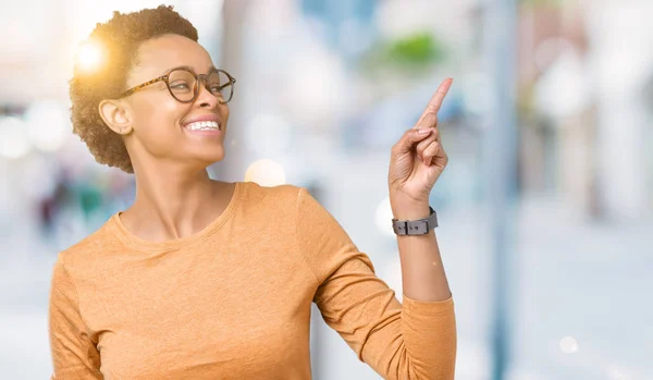 Junge Schöne Afrikanisch Amerikanische Frau Trägt Eine Brille Über Isoliertem — Stockfoto