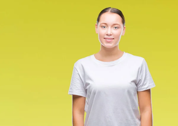 Joven Hermosa Mujer Caucásica Sobre Fondo Aislado Con Una Sonrisa —  Fotos de Stock