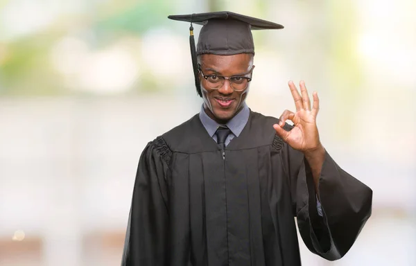 Junger Afrikanisch Amerikanischer Hochschulabsolvent Mit Isoliertem Hintergrund Der Positiv Lächelt — Stockfoto