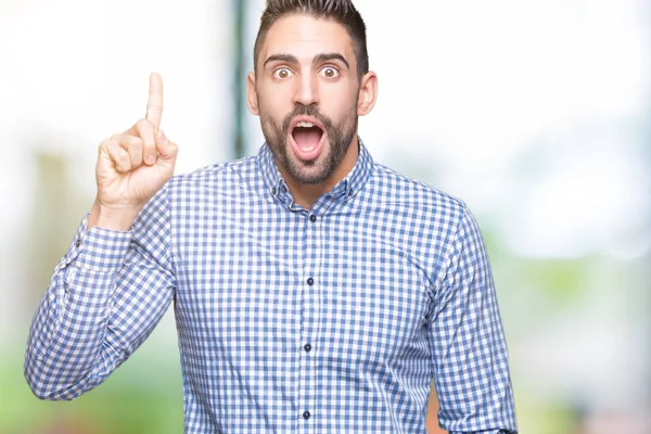 Yakışıklı delikanlı ile başarılı fikir parmağı yukarıyı izole arka plan üzerinde. Çıktıktan ve mutlu. Bir numara.