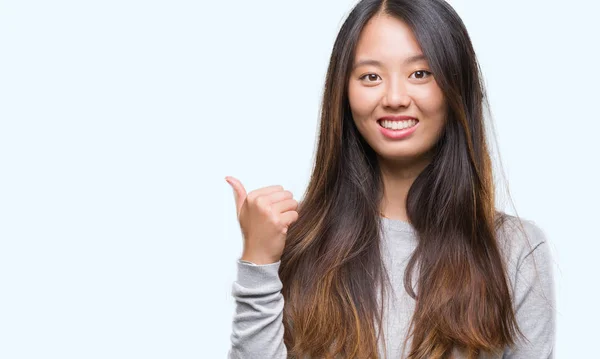 Jonge Aziatische Vrouw Geïsoleerde Achtergrond Glimlachend Met Blij Gezicht Kijken — Stockfoto