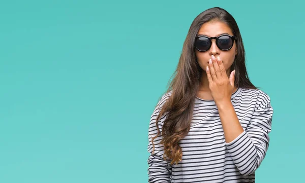 Junge Schöne Arabische Frau Mit Sonnenbrille Über Isoliertem Hintergrund Schockiert — Stockfoto