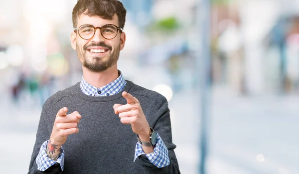 Joven Hombre Inteligente Guapo Con Gafas Sobre Fondo Aislado Señalando —  Fotos de Stock