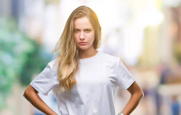 Jovem Bela Mulher Loira Vestindo Casual Shirt Branca Sobre Fundo — Fotografia de Stock