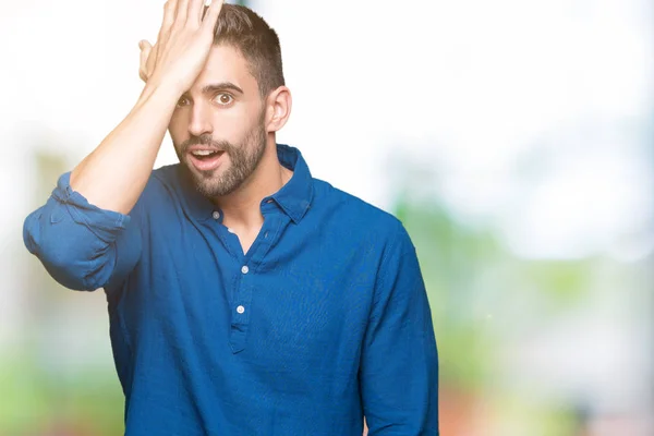 Joven Hombre Guapo Sobre Fondo Aislado Sorprendido Con Mano Cabeza —  Fotos de Stock