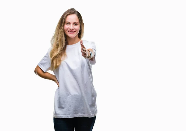 Mladá Krásná Blondýna Žena Nosí Ležérní Bílé Tričko Izolované Pozadí — Stock fotografie