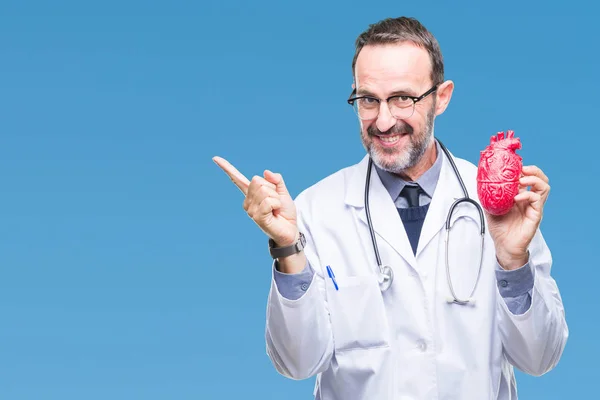 Średnim Wieku Starszy Kardiolog Sędziwy Doktor Mężczyznę Trzymającego Serca Białym — Zdjęcie stockowe