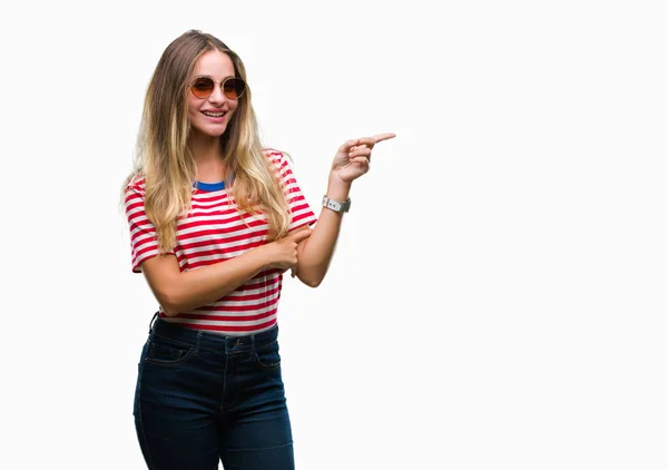 Junge Schöne Blonde Frau Trägt Sonnenbrille Über Isoliertem Hintergrund Mit — Stockfoto