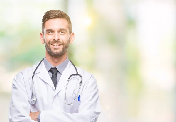 Joven Médico Guapo Sobre Fondo Aislado Cara Feliz Sonriendo Con — Foto de Stock