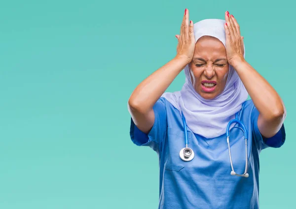 Старшая Арабская Медсестра Средних Лет Носила Хиджаб Изолированном Фоне Страдая — стоковое фото