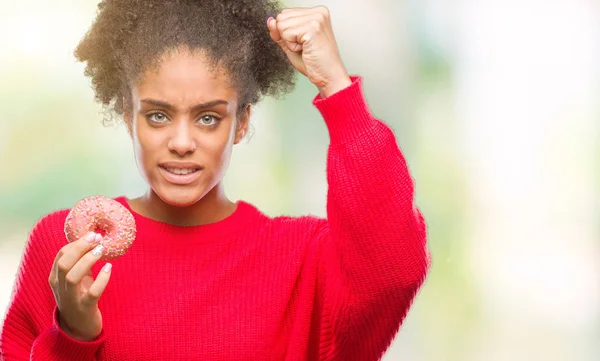 Joven Mujer Afroamericana Comiendo Donut Sobre Fondo Aislado Molesto Frustrado — Foto de Stock