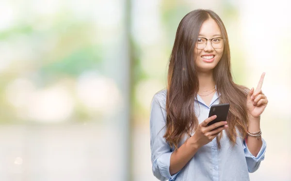 Giovane Donna Asiatica Sms Utilizzando Smartphone Sfondo Isolato Sorpreso Con — Foto Stock