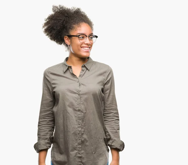 Jonge Afro Amerikaanse Vrouw Bril Geïsoleerde Achtergrond Zoek Weg Aan — Stockfoto